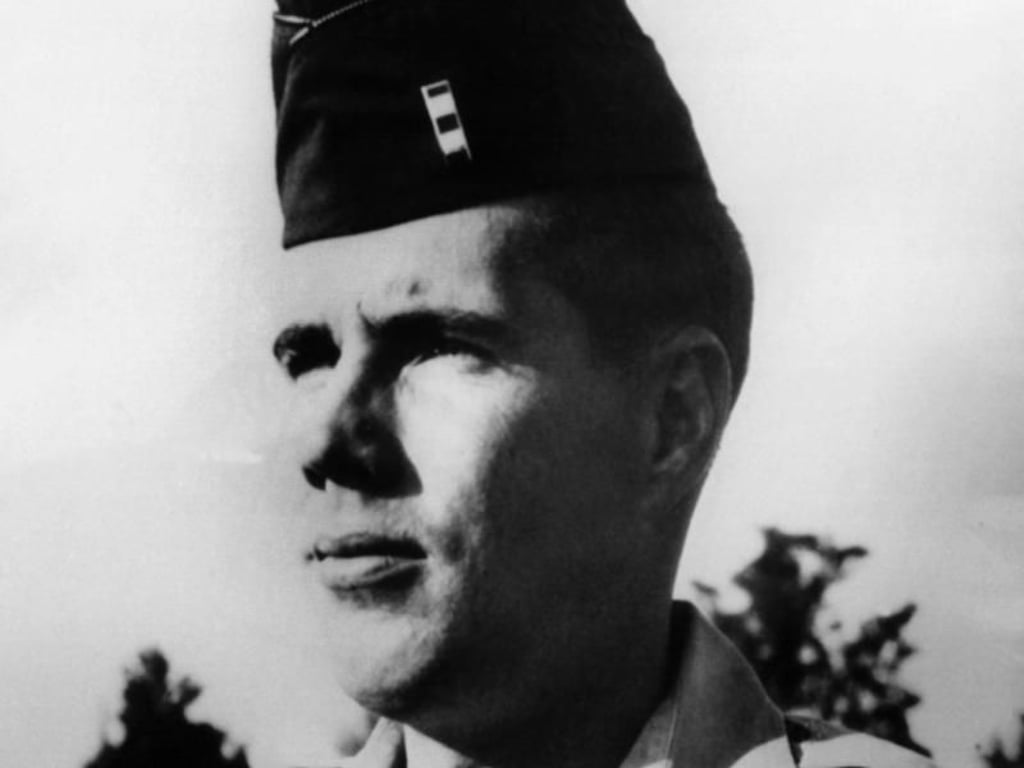 Hubschrauberpilot Hugh C. Thompson beteiligte sich nicht an dem Massaker, sondern rettete Frauen und Kinder mit der Drohung, durch seine Bordschützen auf seine Kameraden schießen zu lassen. Foto: UPI