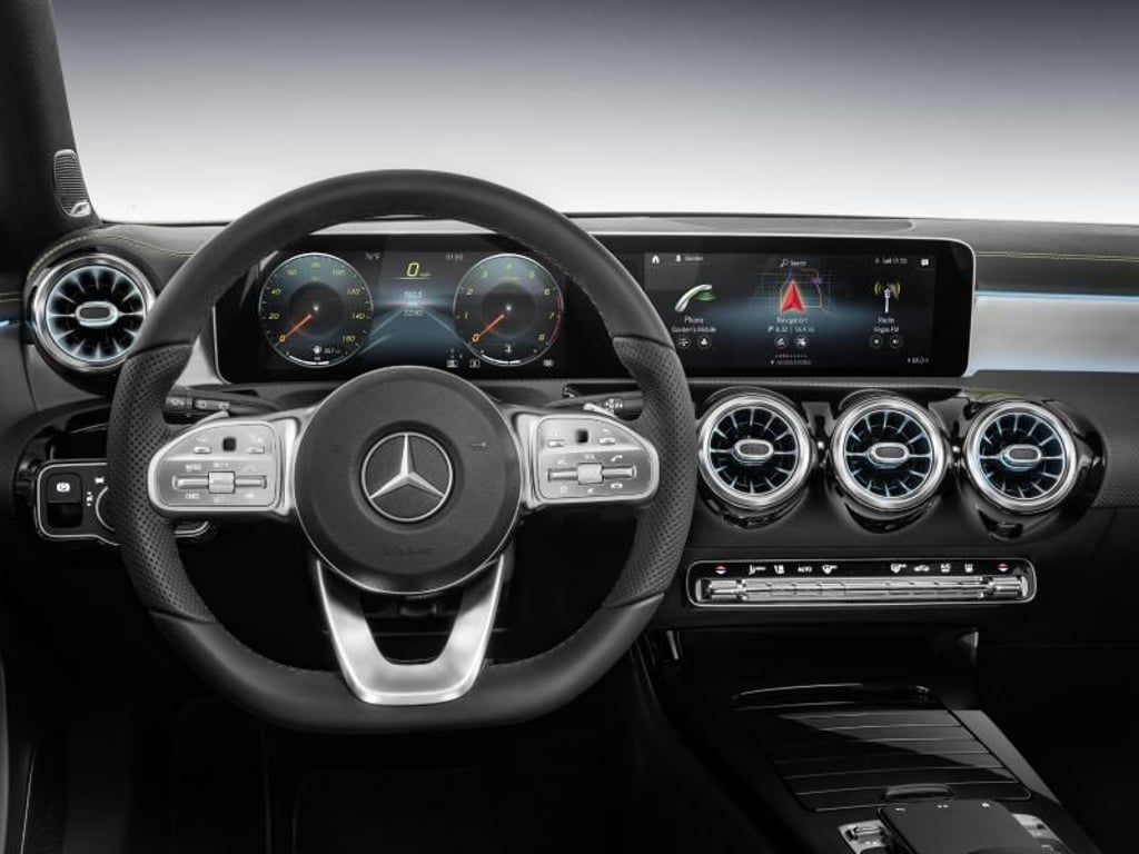 Klassisch, aber digital: Diese Rundinstrumente stellt das Cockpit der Mercedes A-Klasse digital auf einem Bildschirm dar. Foto: Daimler AG