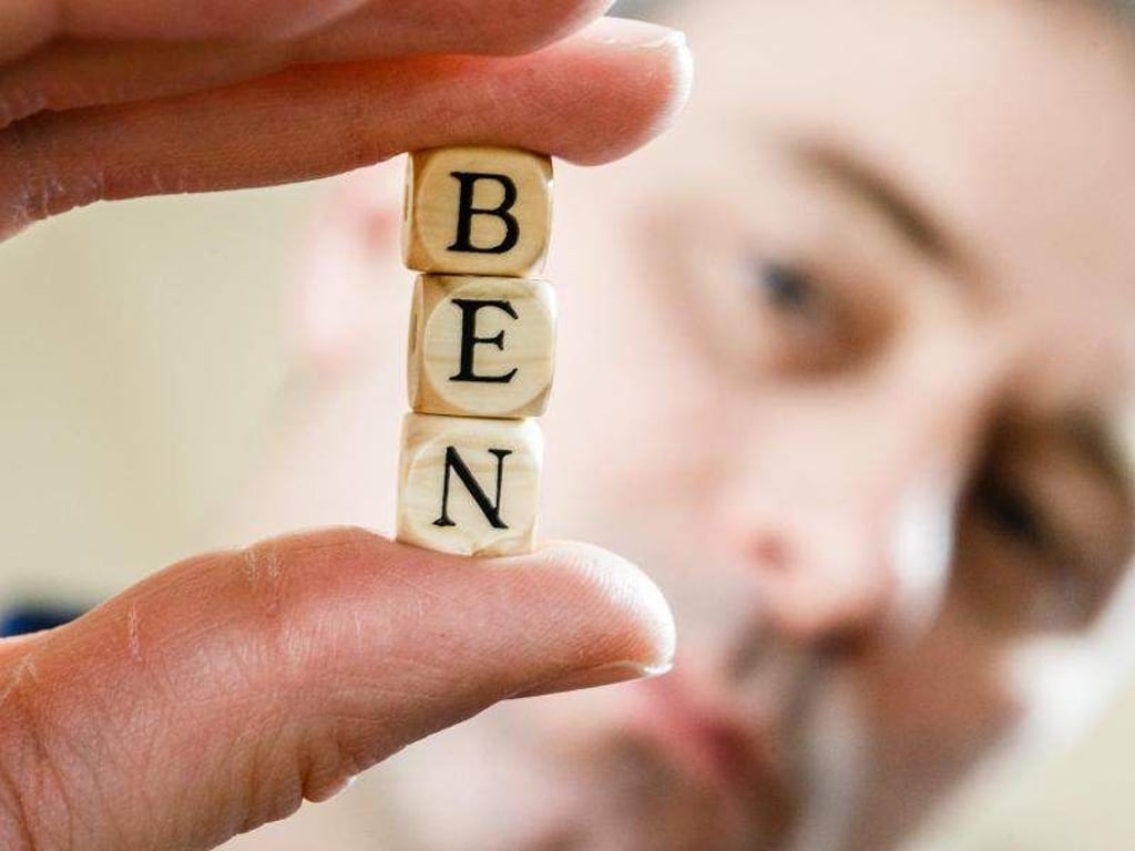 Knud Bielefeld zeigt den Namen Ben in Würfeln. Foto: Markus Scholz/Archiv