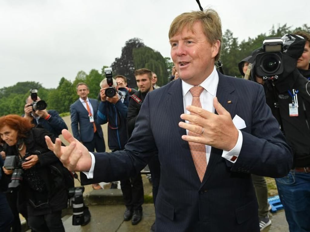 König Willem-Alexander der Niederlande begrüßte vor dem Schloss Sanssouci Schaulustige. Foto: Jens Kalaene