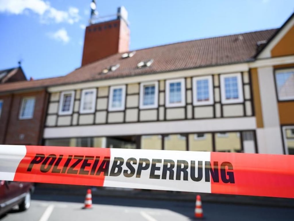 Ein Absperrband der Polizei vor einem Haus in Wittingen. Hier wurden zwei der Leichen gefunden. Foto: Christophe Gateau