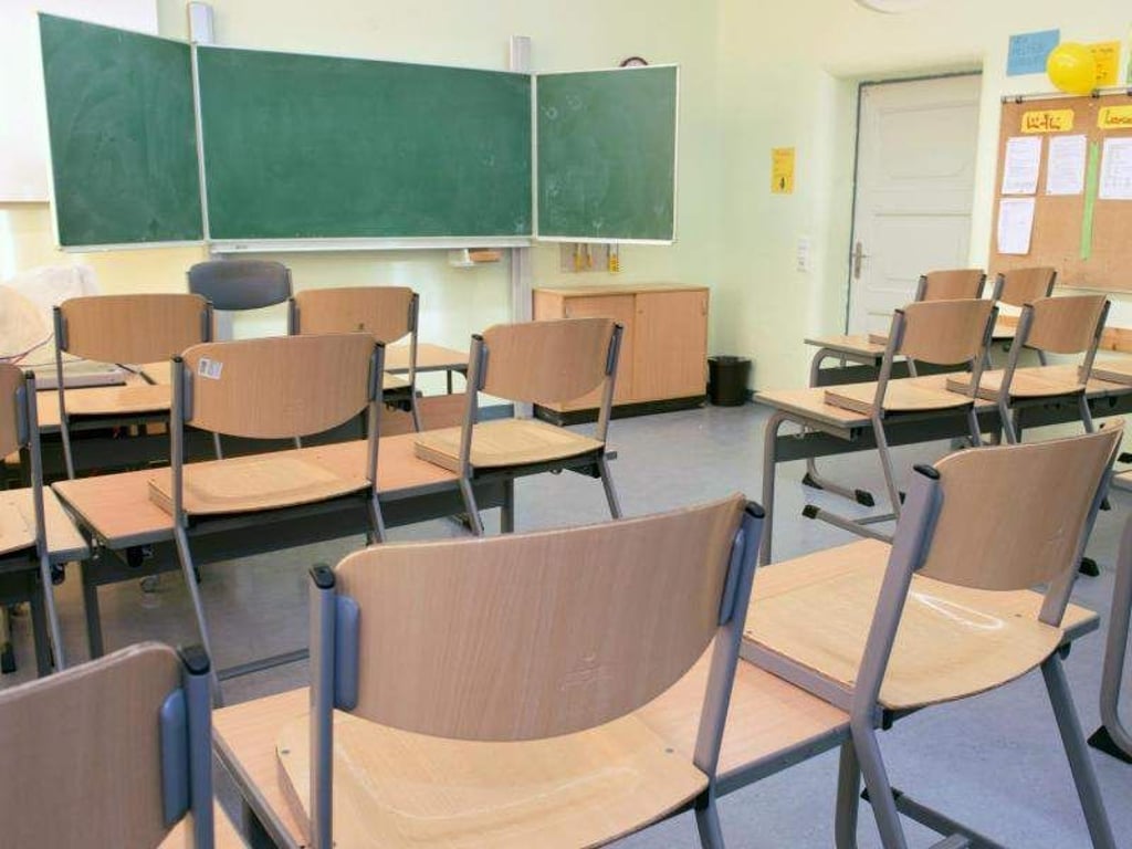 Tische und Stühle stehen in einem leeren Klassenzimmer an einer Schule. Foto: Stefan Sauer/dpa-Zentralbild/dpa