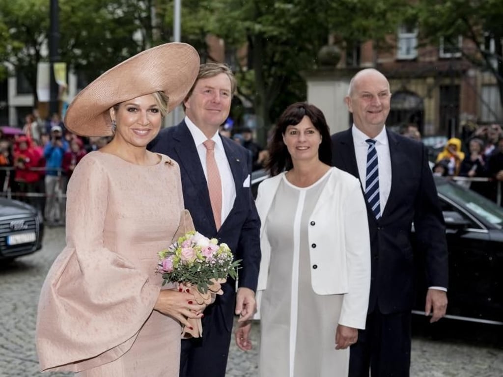 Königin Máxima, König Willem-Alexander (l-r) mit Susanne und Dietmar Woidke, vor der Staatskanzlei Brandenburg. Foto: Christoph Soeder