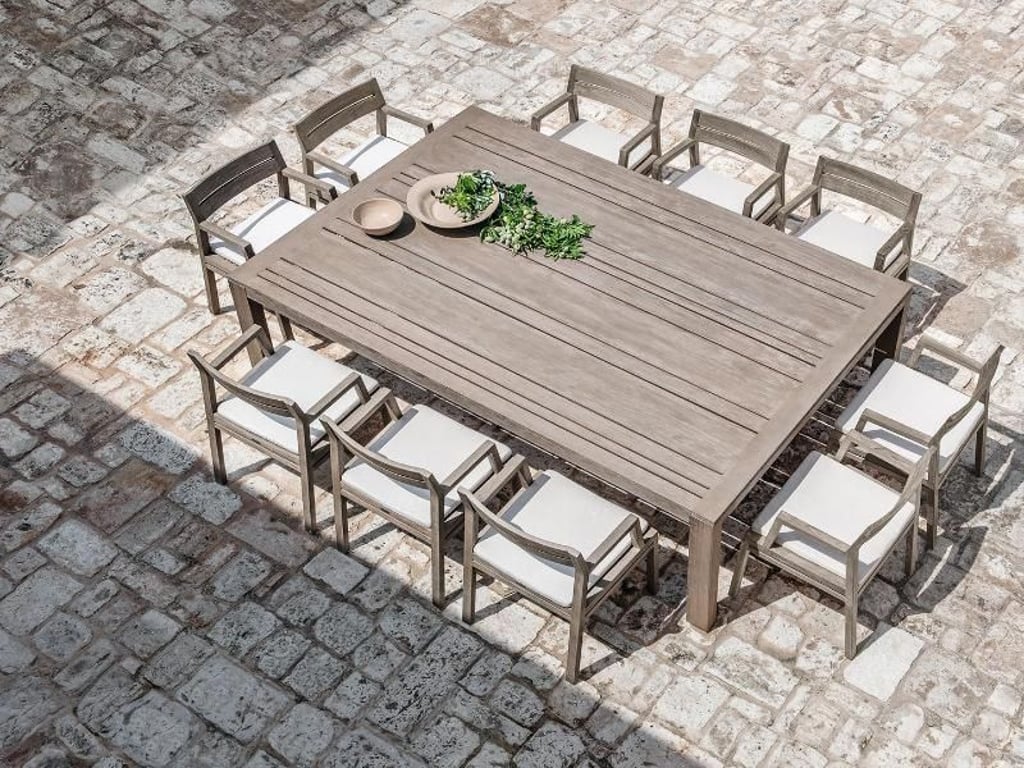 Große Tafeln lösen beim Trend zum sogenannten «casual dining» kleine Esstische im Garten ab. Dabei stehen gemütliche Sessel wie die Modelle Costes von Ethimo. Foto: Ethimo