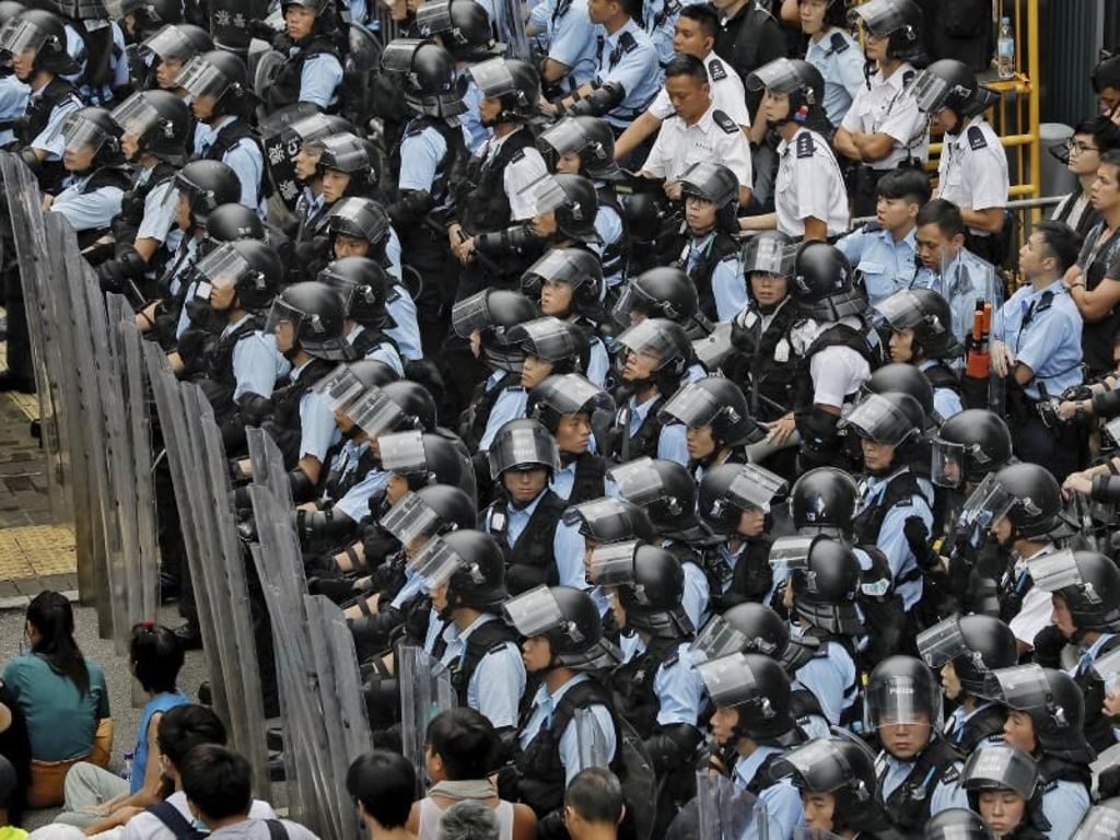 Massives Polizeiaufgebot vor dem Legislativrat in Hongkong. Foto: Vincent Yu/AP
