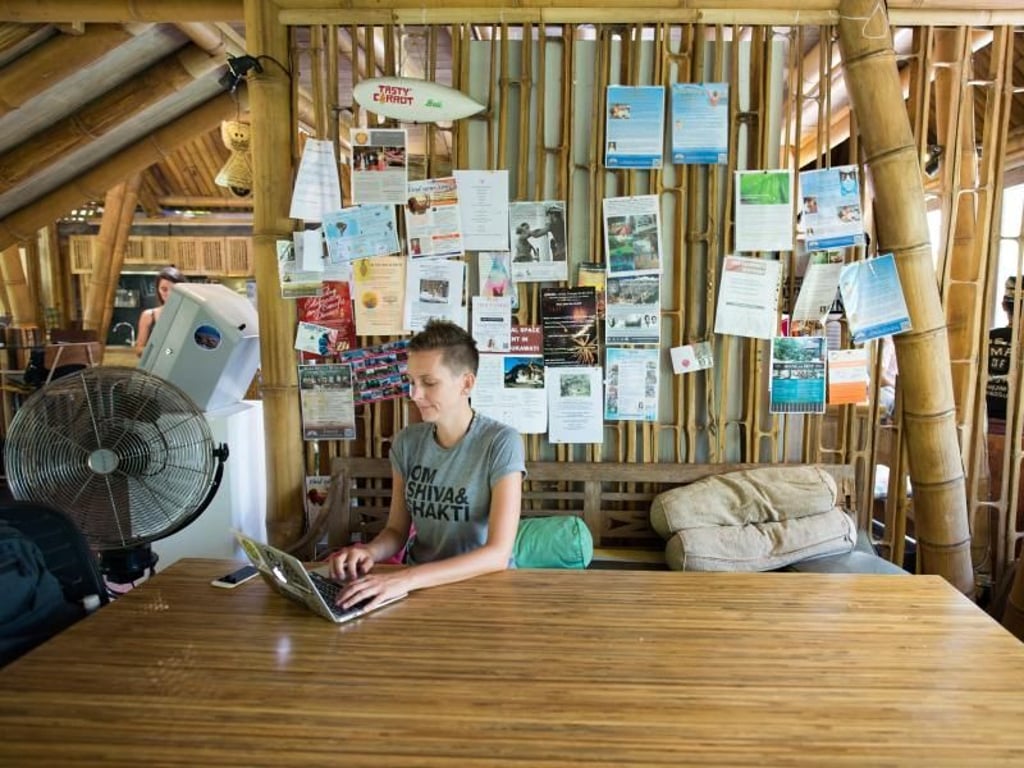 Für Bloggerin Conni Biesalski hat ein Zuhause keine feste Adresse. Sondern es ist «der Ort, an dem ich mich wohl fühle». Foto: Suki Zoe/www.planetbackpack.de/dpa-tmn