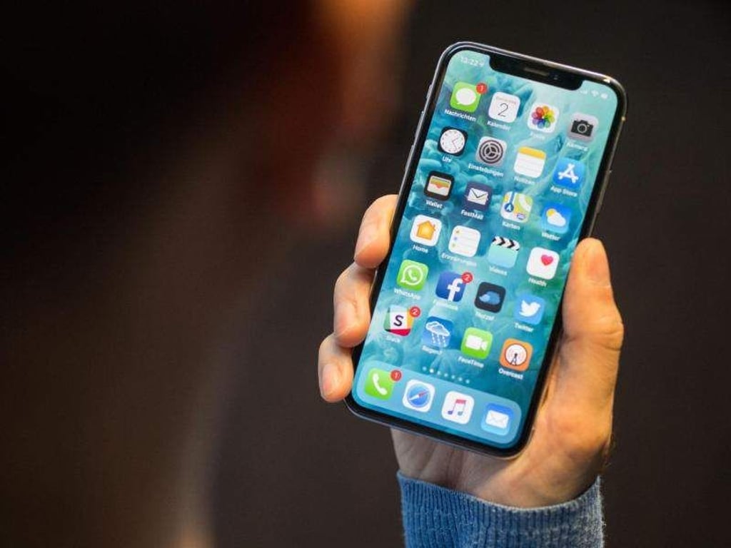 Haben zwei iPhone-Nutzer mindestens iOS 11, dann können ihre Handys das W-Lan-Passwort miteinander teilen. Foto: Lino Mirgeler
