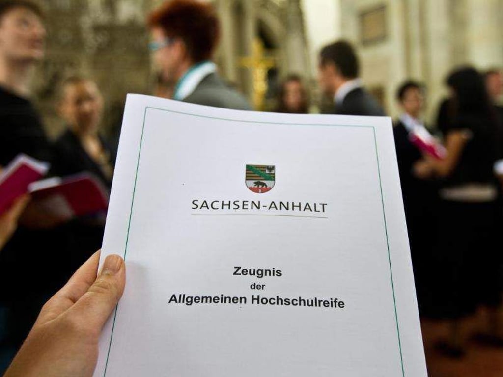 Ein Zeugnis der Allgemeinen Hochschulreife in Magdeburg. Foto: Jens Wolf/Archiv