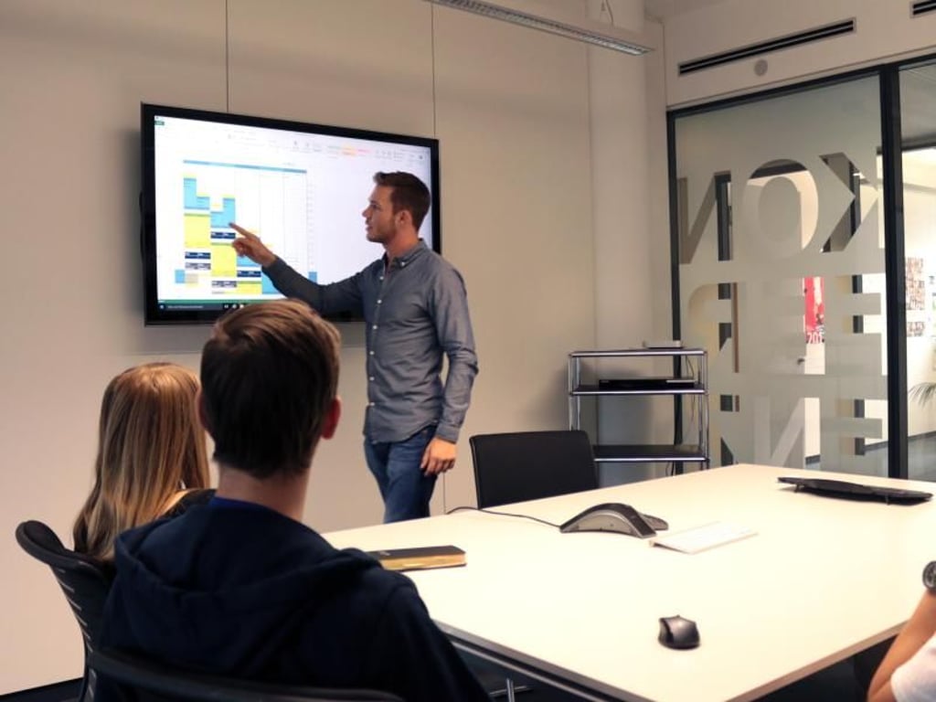 Planungsarbeit im Büro ist ein wichtiger Teil der Ausbildung zum Medienkaufmann. Hier stellt Azubi Tom Dederichs (M, hinten) seinen Kollegen neue Projekte vor. Foto: Mediengruppe RTL
