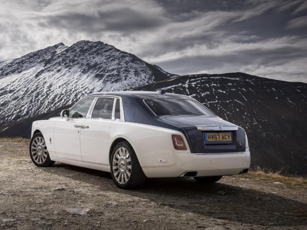 Der Phantom fährt mit einem 420 kW/571 PS starken V12-Motor. Er beschleunigt mit einem maximalen Drehmoment von 900 Newtonmeter in 5,3 Sekunden von 0 auf 100 km/h. Das Spitzentempo beträgt 250 km/h. Foto: James Lipman/Rolls-Royce