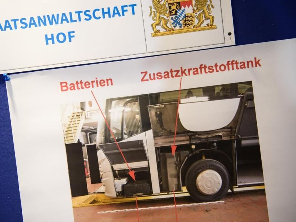 Ein Foto stellt dar, wie die Batterien und der Zusatzkraftstofftank im verunglückten Bus verbaut waren. Foto: Nicolas Armer