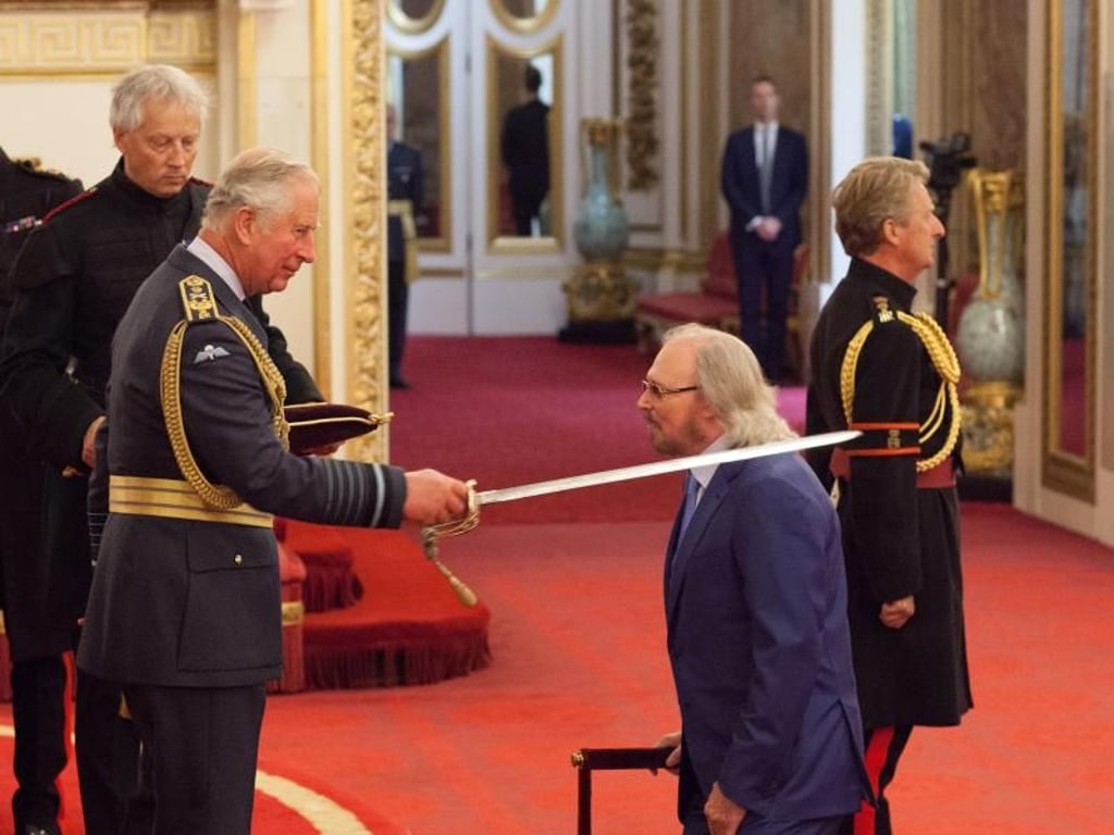 Der britische Prinz Charles (l) schlug Barry Gibb zum Ritter. Foto: Dominic Lipinski