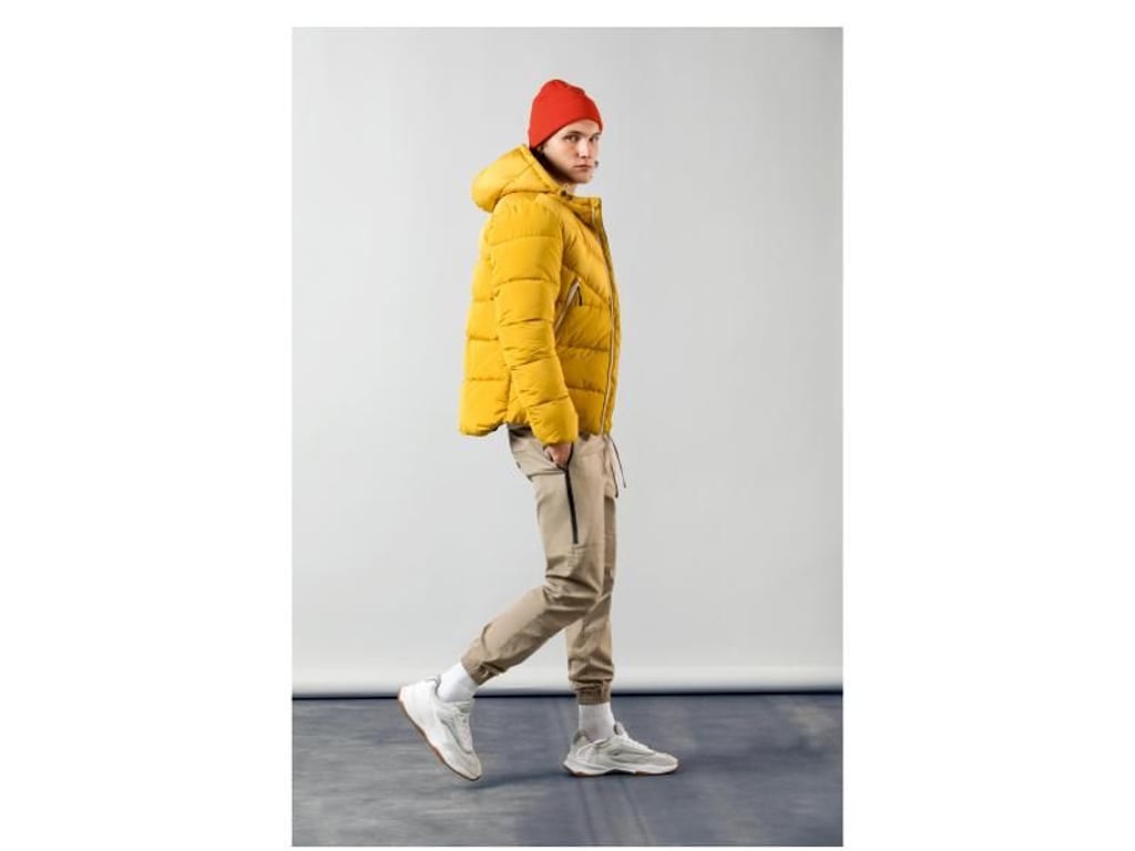 Vor allem über die Sportmode gelangt nun auch mehr Farbe in die Alltagsmode der Männer. Hier eine Kombination von Tom Tailor Denim (Mütze ca. 16 Euro, Hose ca. 50 Euro, Jacke ca. 80 Euro). Foto: Tom Tailor Denim/dpa-tmn