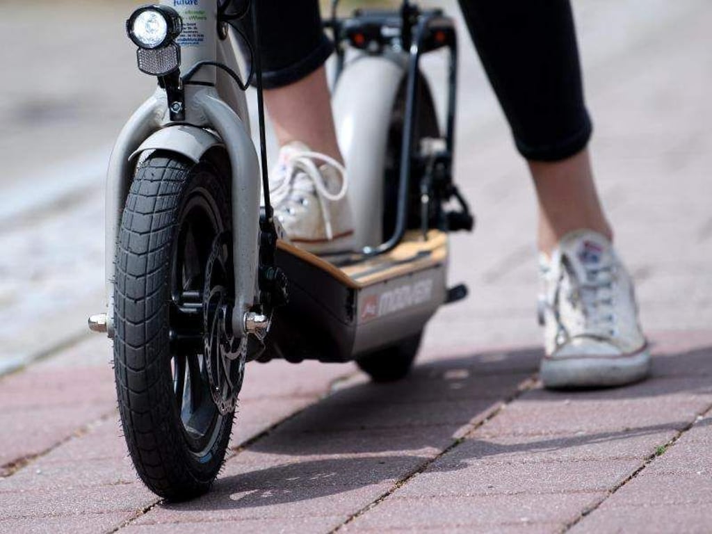 Eine Frau macht auf einem E-Scooter «Metz Moover» vor dem Geschäft von efuture eine Probefahrt. Foto: Sven Hoppe/Illustration