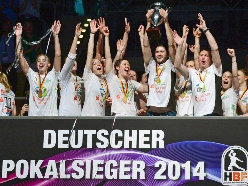 Die Handball Pokalsiegerinnen nach ihrem Sieg im April. Foto: H. Schmidt/Archiv