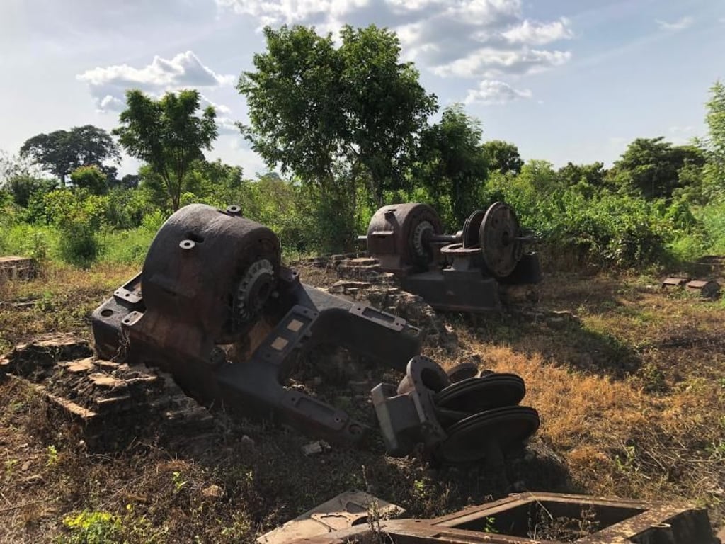Wie ein Skulpturenpark: Technische Skelette liegen in der Ruine der kaiserlichen Funkstation bei Atakpamé, 150 Kilometer nördlich von Lomé, im Gras verstreut. Foto: Gabriele Derouiche/dpa-tmn