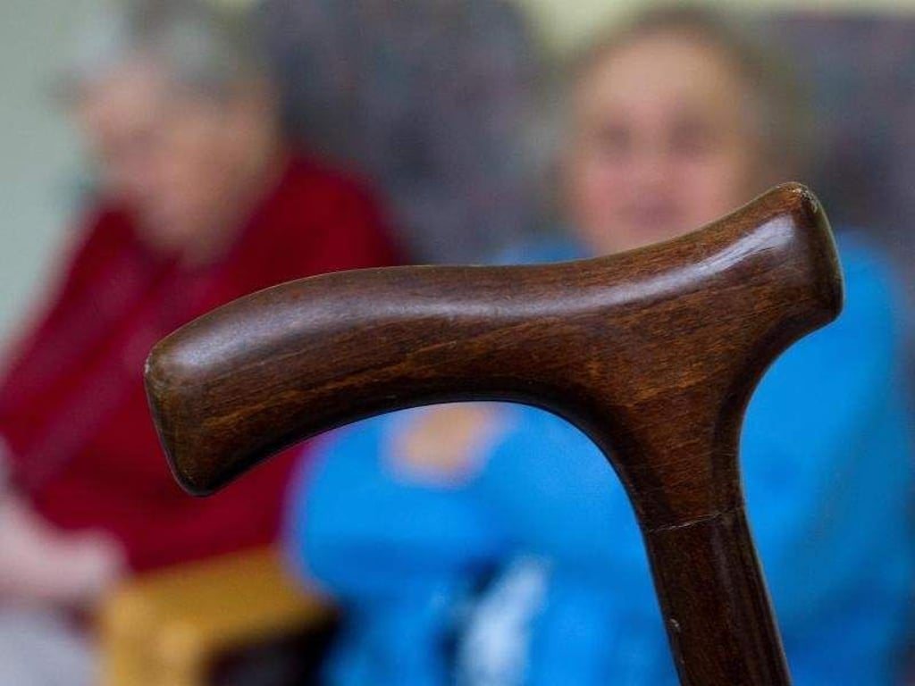 Kommt jemand im Alltag nicht mehr allein zurecht, benötigt er eine Pflege- und Haushaltshilfe. Die Kosten dafür kann er steuerlich geltend machen - auch wenn er in einem Heim lebt. Foto: Patrick Pleul