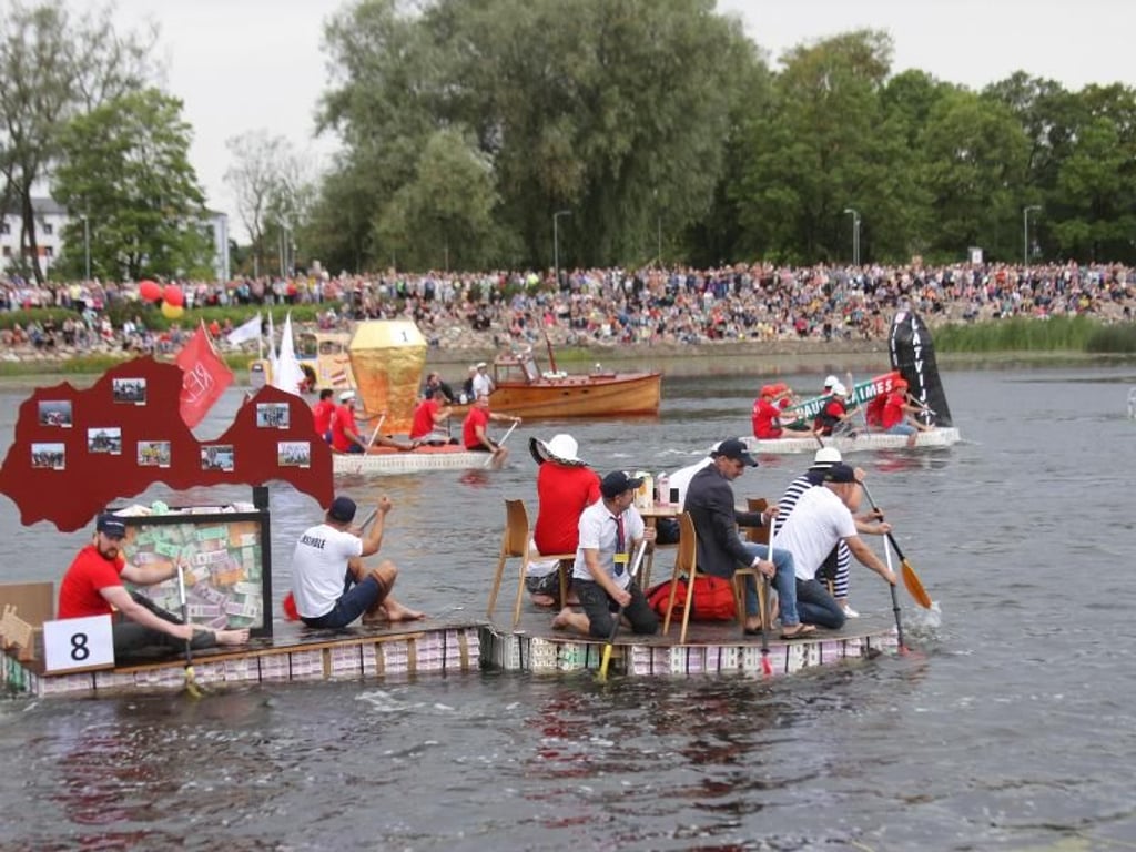 Die Milchtüten-Regatta auf Booten auf dem Fluss Lielupe. Foto: Alexander Welscher
