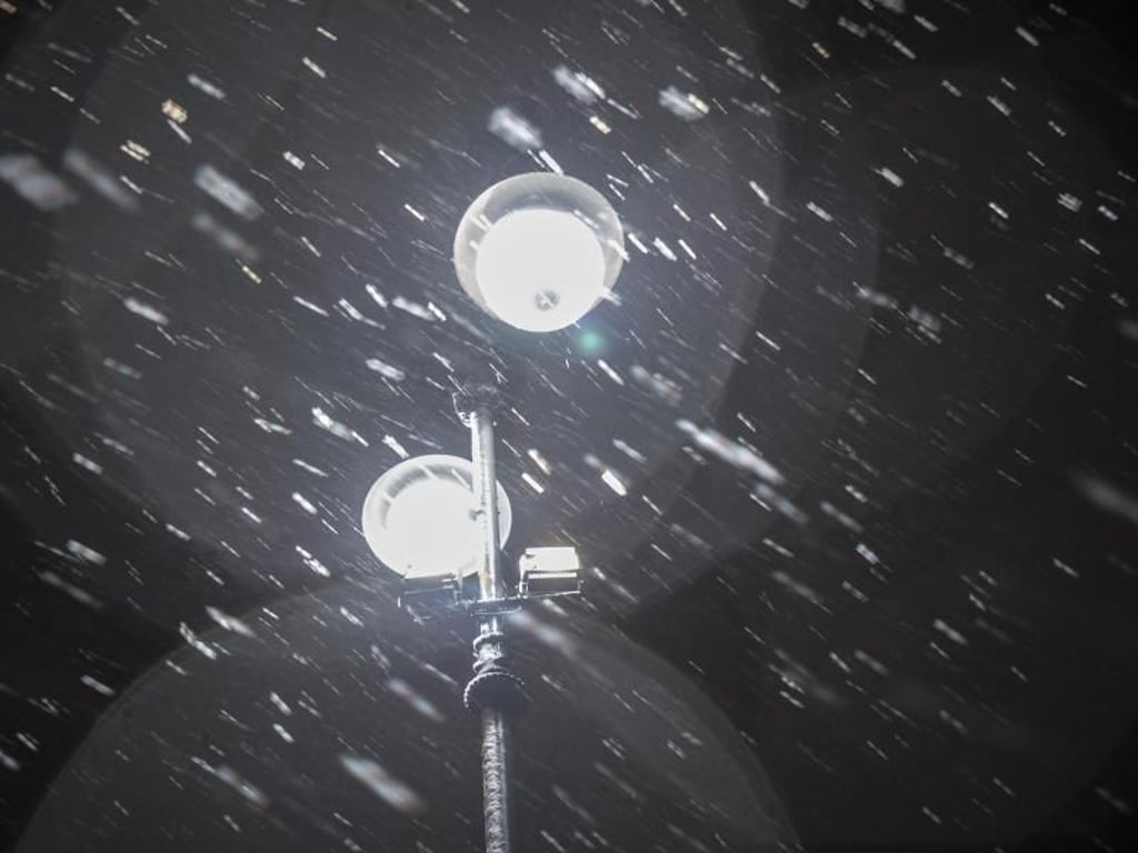 Schnee, Schneeregen und Graupel werden auch am Mittwoch erwartet. Foto: Paul Zinken