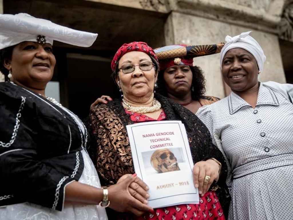 Delegation aus Namibia vor der Senatsverwaltung für Justiz, Verbraucherschutz und Antidiskriminierung in Berlin. Foto: Kay Nietfeld