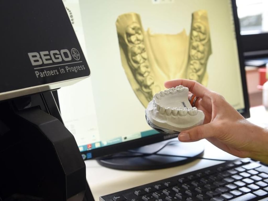 Vom Abdruck beim Kieferorthopäden bis hin zur computergesteuerten Herstellung des Modells und der Anfertigung der Schiene im Zahnlabor: Clear Aligner werden individuell angepasst. Foto: Henning Kaiser