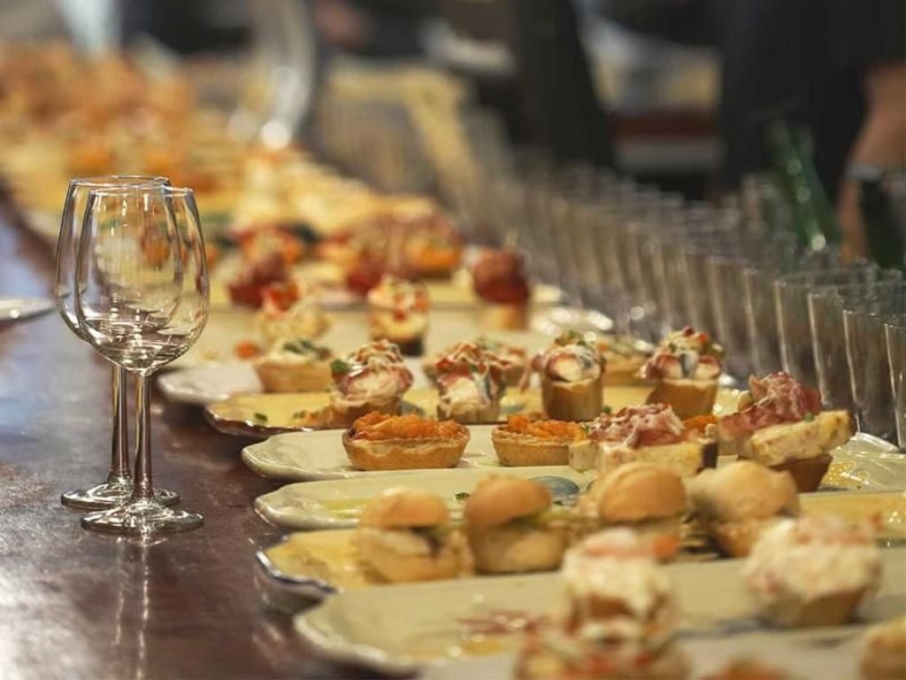 Vor allem Gourmetfans schätzen San Sebastián. In den Pintxo-Imbissen gibt es leckere Spezialitäten. Foto: San Sebastian Tourism & Convention Bureau
