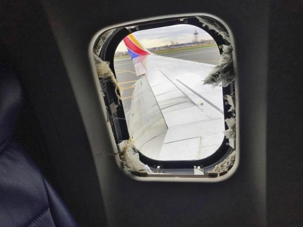 Dieses Fenster wurde von umherfliegenden Teilen des defekten Triebwerks in 10.000 Metern Höhe zerstört. Foto: Marty Martinez/AP