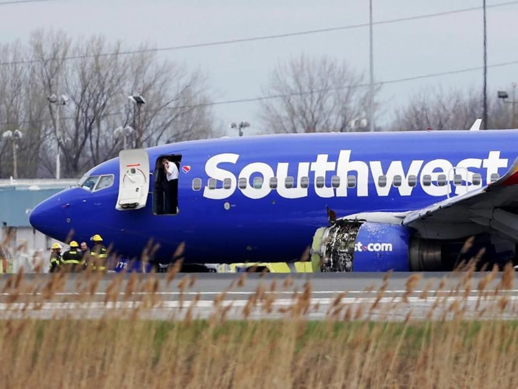 Der Jet der Southwest Airlines nach der Notlandung auf dem Flughafen von Philadelphia. Foto: David Maialetti/The Philadelphia Inquirer/AP