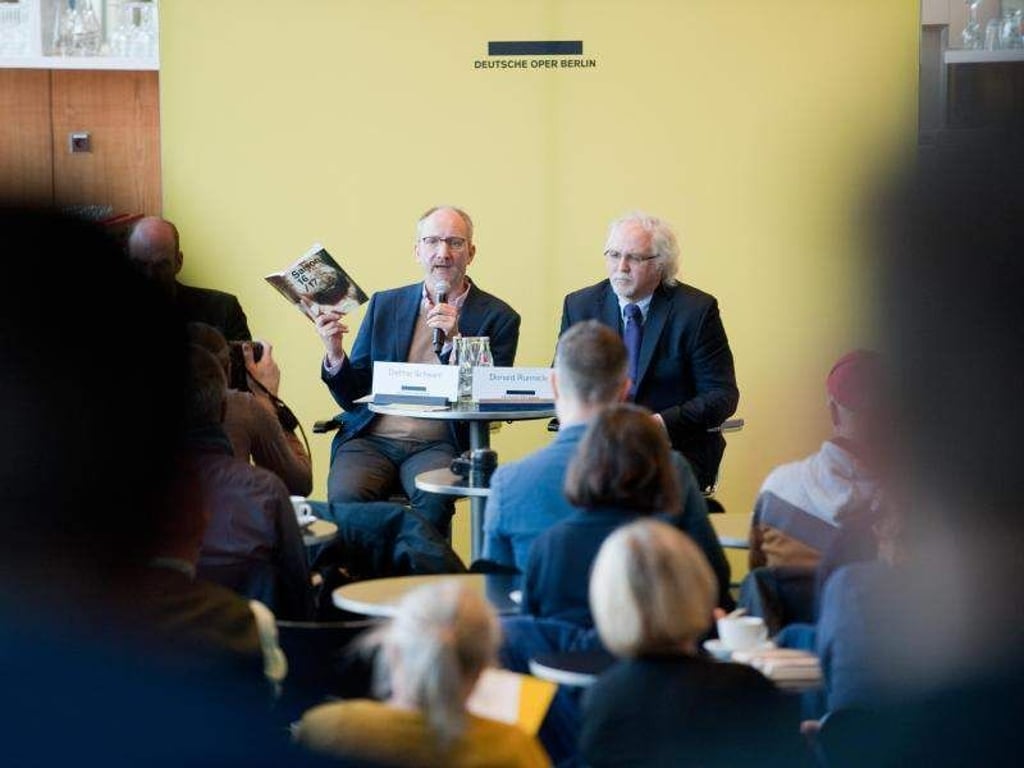 Der Intendant der Deutschen Oper, Dietmar Schwarz (l) und der Generalmusikdirektor Donald Runnicles stellten den neuen Spielplan vor. Foto: Klaus-Dietmar Gabbert