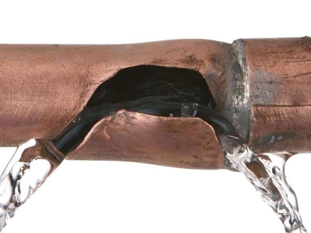 Durch Frosteinwirkung kann sich der Druck auf Wasserleitungen so erhöhen, dass diese platzen. Foto: www.ifs-ev.org/dpa-tmn