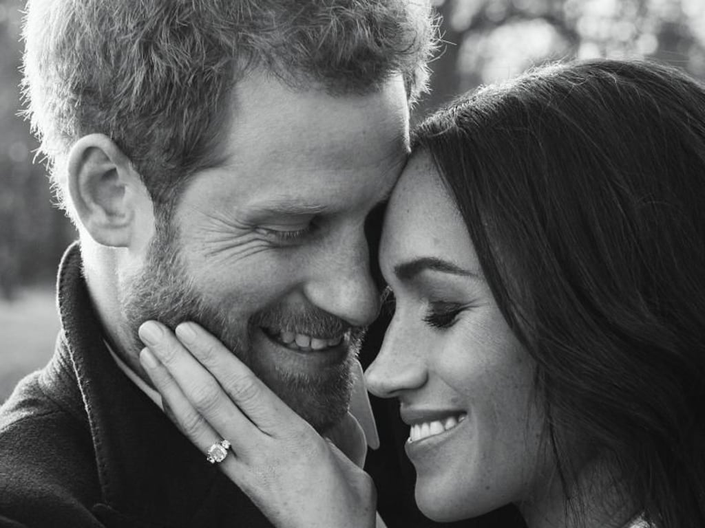 Zärtlich aneinander geschmiegt: Prinz Harry und seine Verlobte Meghan Markle. Foto: Alexi Lubomirski/Kensington Palace