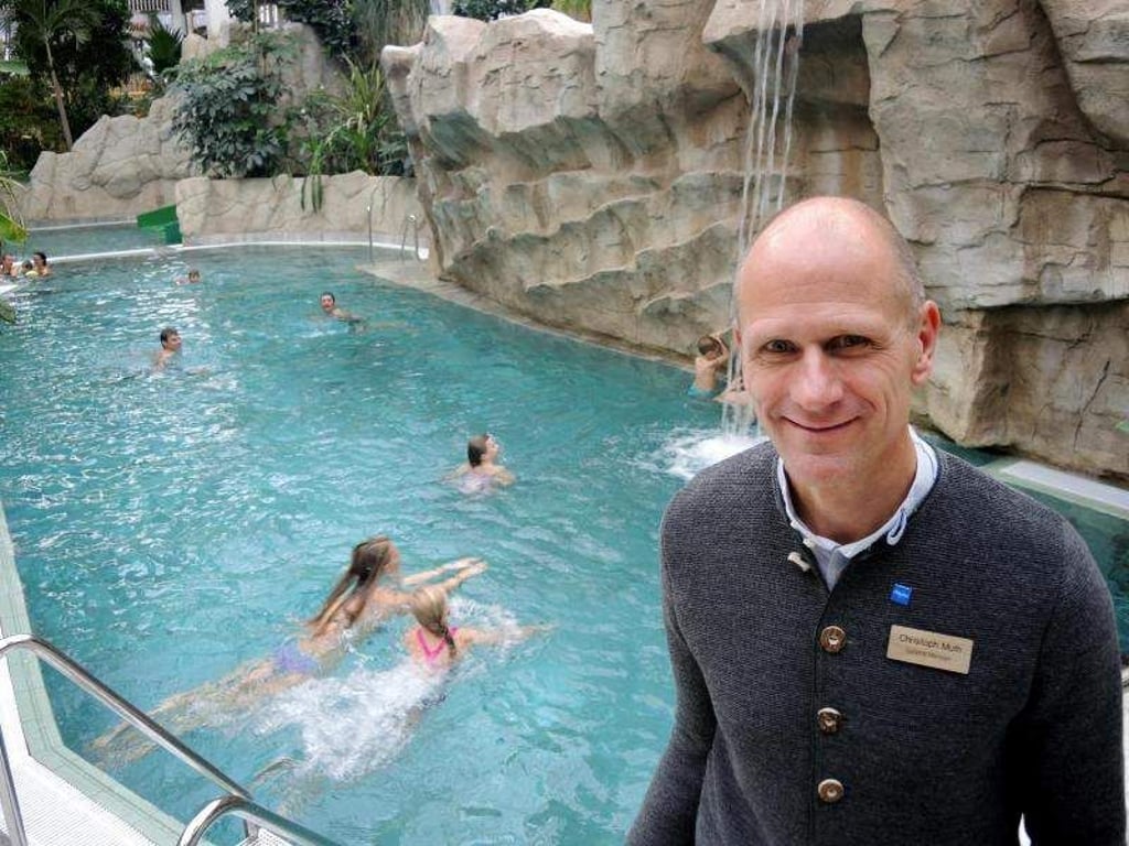 Christoph Muth, der Manager der neuen Center Parcs Allgäu Ferienanlage, vor der tropischen Badewelt Aqua Mundo. Foto: Thomas Burmeister