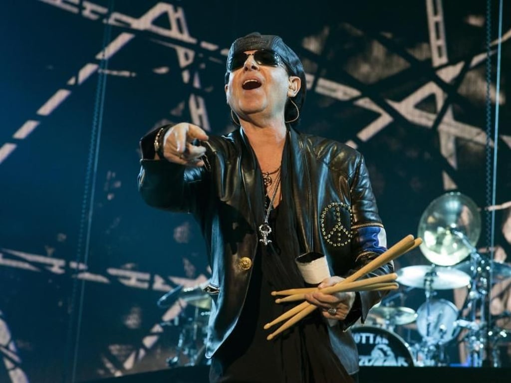 Sänger Klaus Meine in der ausverkauften Halle Bercy in Paris. Foto: Nicolas Carvalho Ochoa