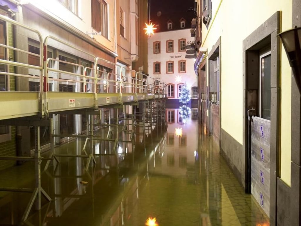 In Cochem an der Mosel kommt man auf Brücken trocken durch die Altstadt. Foto: Thomas Frey