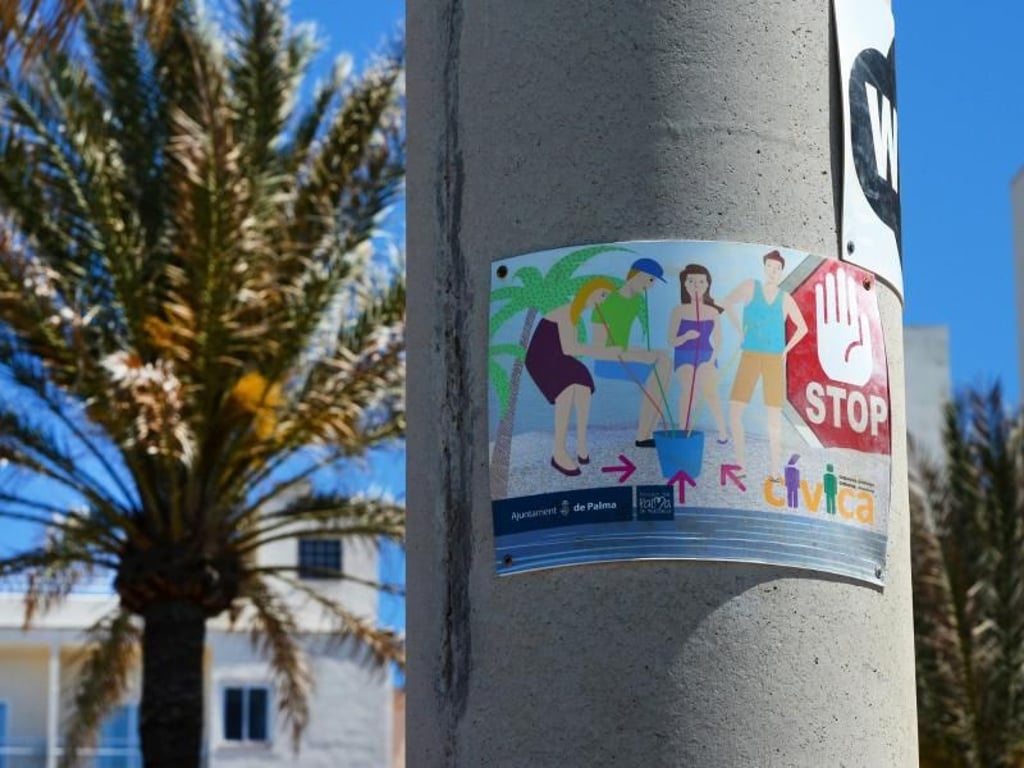 Ein Schild untersagt Saufgelage und das Trinken aus Eimern am Strand von S'Arenal. Mallorca ist manche Touristen gründlich leid. Foto: Jens Kalaene