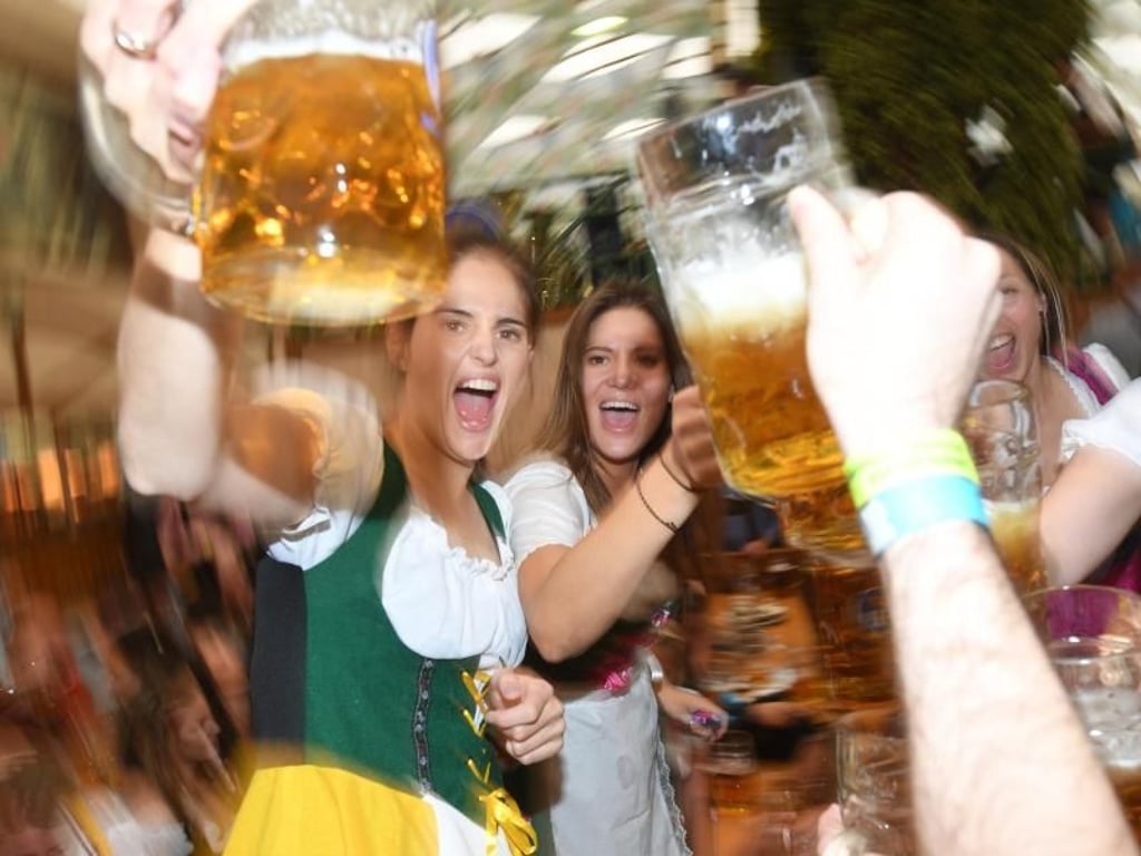 Hoch die Humpen: Das Bier fließt in Strömen. Foto: Tobias Hase