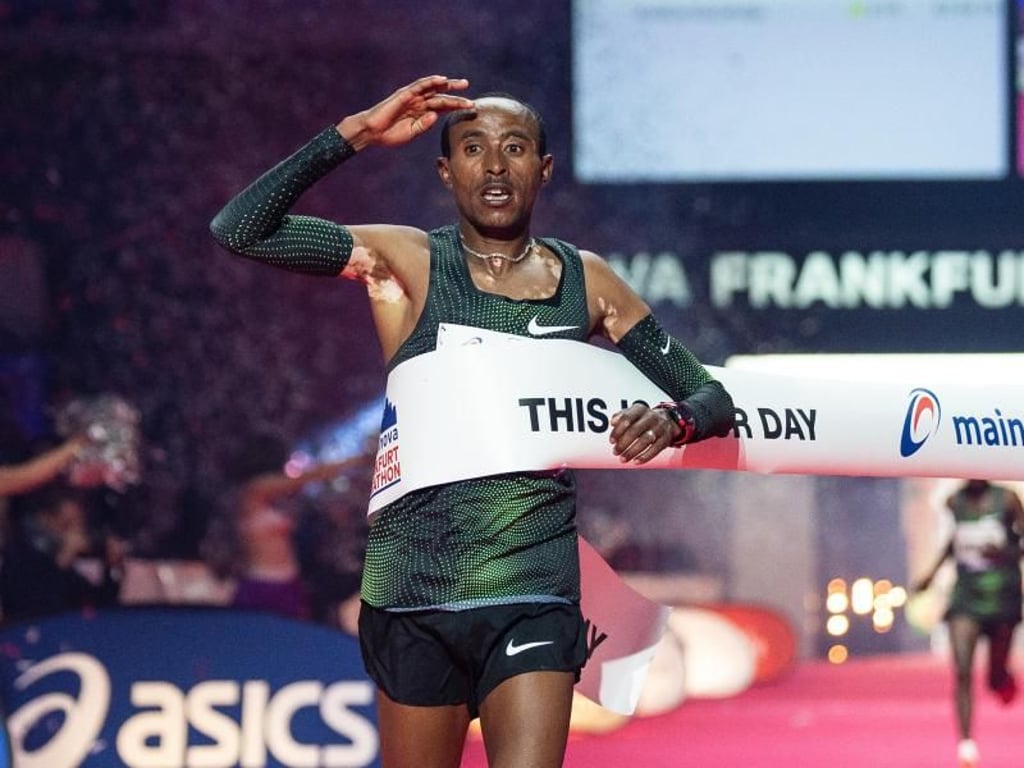 Kelkile Gezahegn feiert seinen Sieg beim Frankfurt Marathon. Foto: Silas Stein
