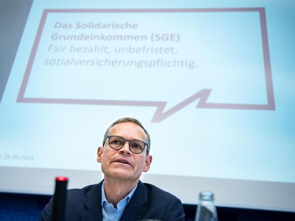 Berlins Regierender Bürgermeister Michael Müller äußert sich bei einer Pressekonferenz des Berliner Senats zu dem Modellprojekt zum solidarischen Grundeinkommen. Foto: Bernd von Jutrczenka/Archiv