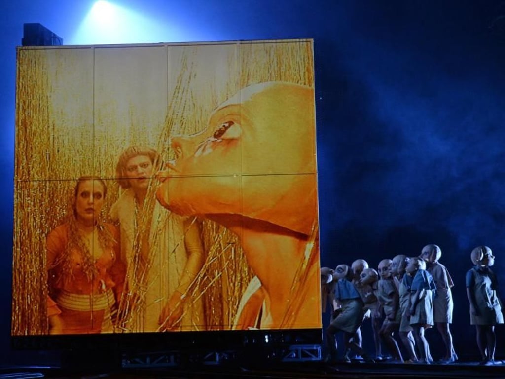 Das Stück «Metropolis» von der Regisseurin Claudia Bauer wurde mit viel Applaus gewürdigt. Foto: Hendrik Schmidt