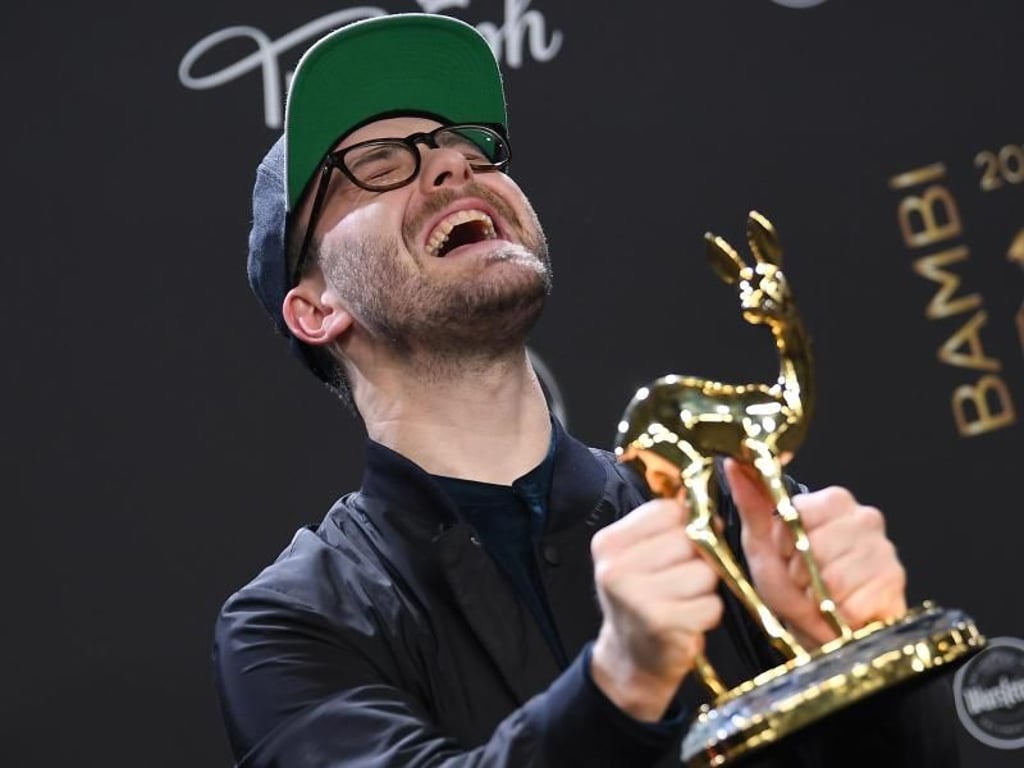 Ein Mann voller Glück und mit einem Bambi: Mark Forster. Foto: Jens Kalaene