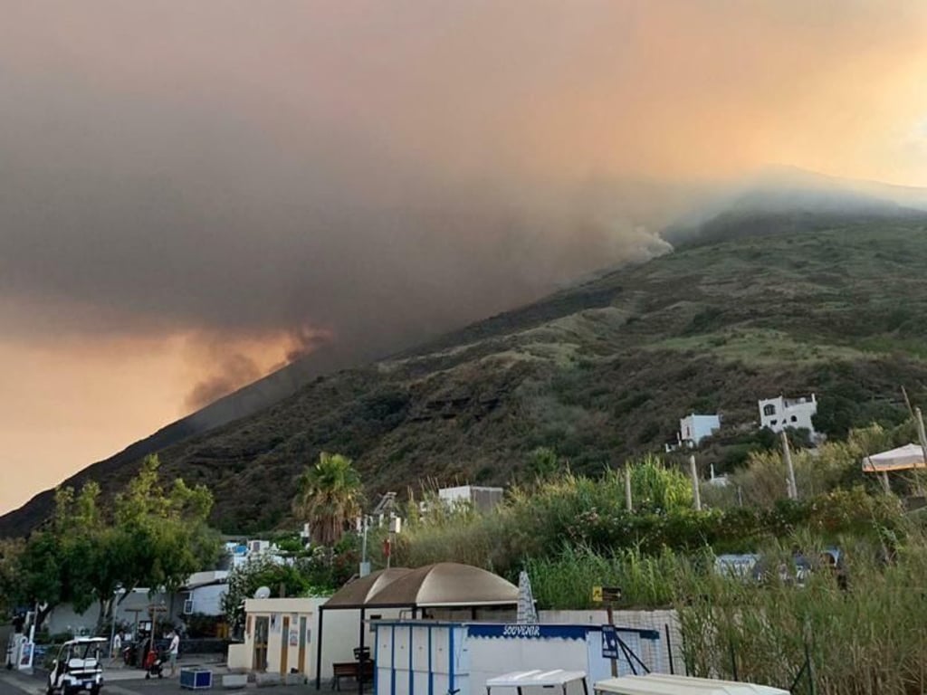 Rauch über Lipari: Der Stromboli gehört zu den aktivsten Vulkanen in Italien und bildet eine kleine Insel vor Sizilien. Foto: Ansa/AP