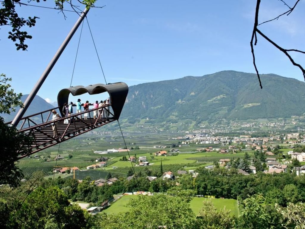 Skywalks gibt es auch in einem Gelände, das nicht hochalpin ist. Der Thun'sche Gucker am Stadtrand von Meran bietet Aussicht über den grünen Talkessel. Foto: Die Gärten von Schloss Trauttmansdorff