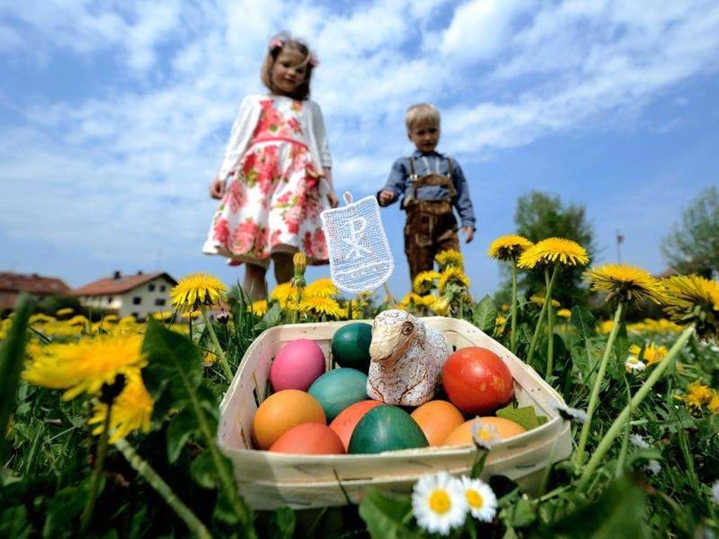 Bunte Eier suchen - das gehört für die meisten Kinder zum Osterfest. Den christlichen Hintergrund sollten sie aber auch kennen. Foto: Tobias Hase