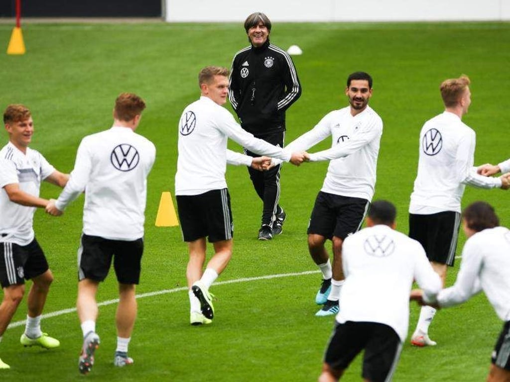 Bundestrainer Joachim Löw hatte im Training den kompletten Kader dabei. Foto: Christian Charisius