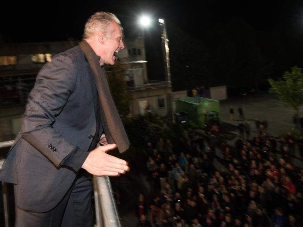 SC-Coach Christian Streich wird von den Fans in Freiburg gefeiert. Foto: Patrick Seeger