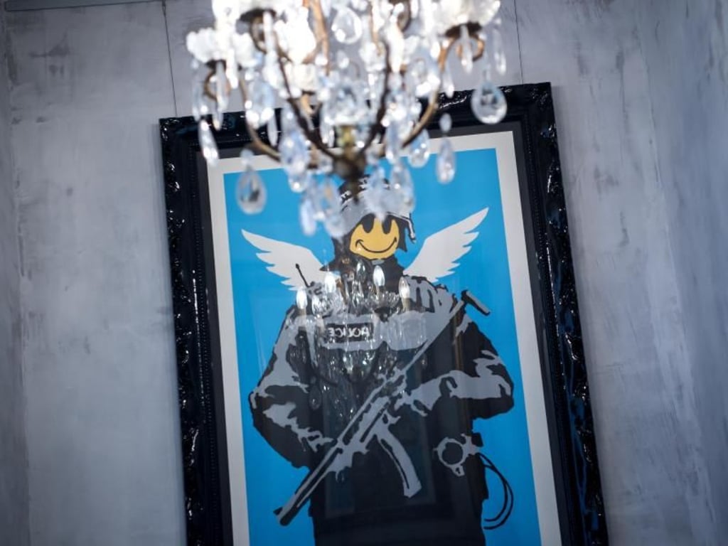 «Flying Copper» von Banksy. Foto: Sven Hoppe