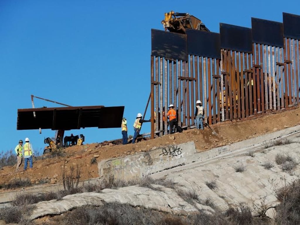Arbeiter beim Errichten eines neuen Abschnitts der US-Grenzmauer zu Mexiko. Foto: Rebecca Blackwell/AP