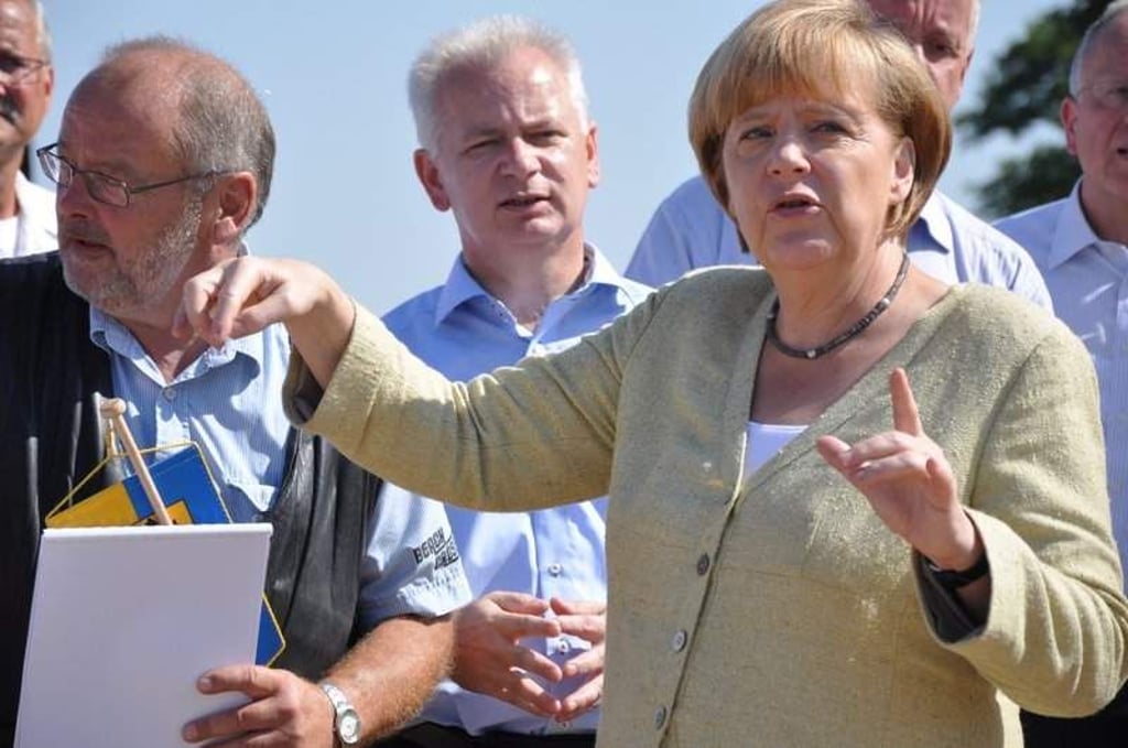 Kanzlerin Merkel am Fischbecker Deich