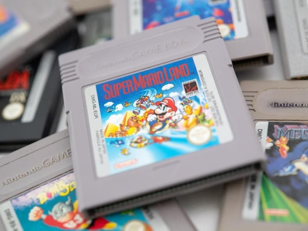Ganz so flott wie auf dem Spielmodul war «Super Mario Land» optisch auf dem Game Boy nicht. Das Spiel ohne Speicherfunktion war Anfang der 90er Jahre für viele Spieler der Einstieg in die Welt der Jump'n'run-Titel. Foto: Andrea Warnecke