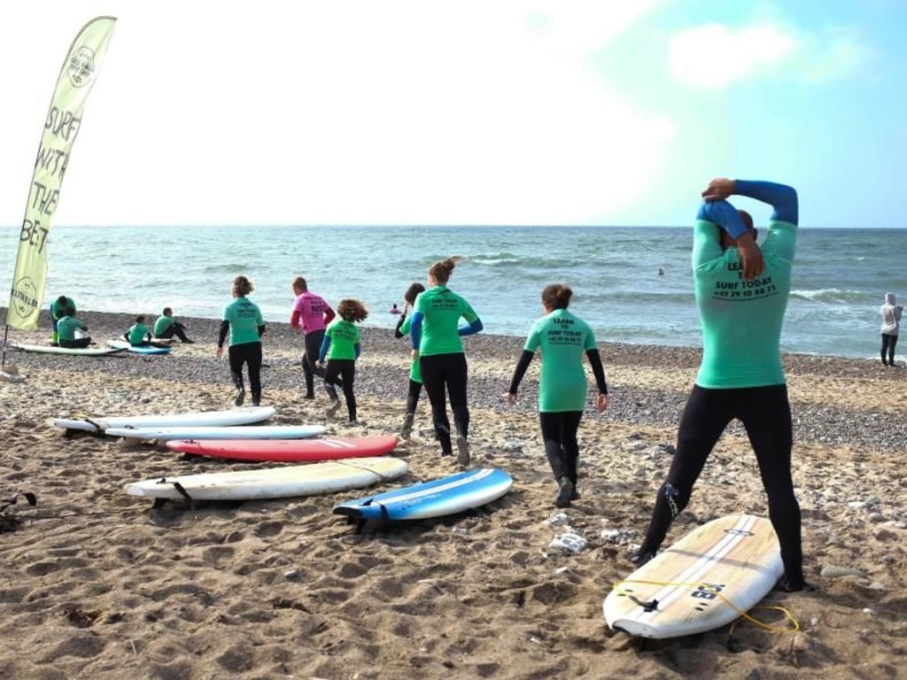 Aufwärmen zum Wellenreiten: Am Strand von Klitmøller bereiten sich die Surfer für den Tag auf dem Meer vor. Foto: Inga Kjer